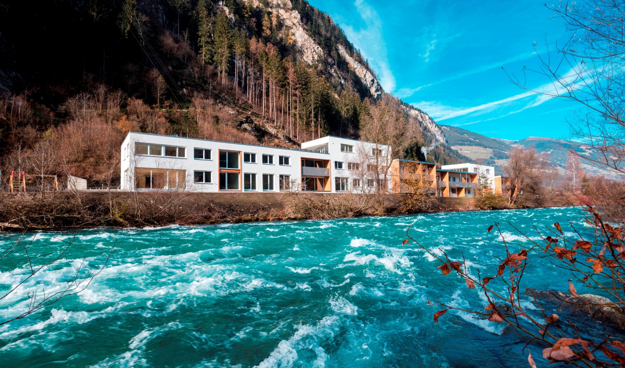 Wohnanlage der GHS in Schwendau an einem Fluss